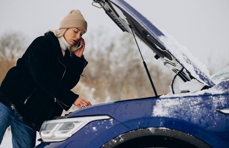 Авто-леди заглянула под капот автомобиля